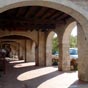 Montral du Gers: il est agrable de flner sous ses arcades.