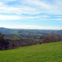 Notre vue parcourt de vastes espaces ouverts...