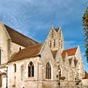 A l'origine, Saint-Gilles n'tait qu'une chapelle construite entre deux paroisses importantes : Notre-Dame et Saint-Martin. Une premire glise fut construite en 1123 lors de la cration de la place accueillant le march au bl institu par Louis VI le Gros. Au XIIIe sicle, une nouvelle glise fut construite dont subsistent le vaisseau, les piliers d'entre et les piles du transept.  la fin de ce sicle furent ajouts le clocher qui supporte la tour de croise dans un style roman. Au XVe sicle, le chur fut reconstruit avec un chevet plat dans un style gothique flamboyant. En 1547 furent ajouts les collatraux et chapelles latrales, les clefs de vote sculptes.