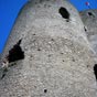 Son pass royal et de place forte a laiss  tampes des traces dont la Tour de Guinette, donjon de lancien chteau royal construit par Louis VI Le Gros au XIIe sicle, Au cours des sicles, ce chteau a t l'enjeu de nombreux combats et, en 1589, les habitants d'Etampes, lasss des siges perptuels, obtinrent d'Henri IV le droit de dtruire la forteresse et ses fortifications.