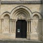 Etauliers: Le tympan de l'glise, richement orn, abrite Dieu le pre entour des symboles des quatre vanglistes: un lion, un aigle, un taureau et un jeune homme.