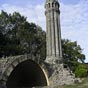 Fenioux : lanterne des morts du XIIme sicle. Le feu qui brillait au sommet de la lanterne servait de repre aux plerins.