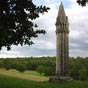 Cette lanterne est constitue de 11 colonnes, avec un escalier intrieur de 38 marches et un lanternon surmont d'une croix. Un caveau vote est adoss  la lanterne. Elle est classe au titre des monuments historiques depuis le 18 avril 1914, recensement de 1862. Une rplique de cette lanterne a t construite  Lozay sur l'aire de repos de l'autoroute A10 (sens Paris-Bordeaux), en 1994.