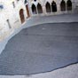 Figeac : La place des critures rend hommage  Jean-Franois Champollion, le plus clbre enfant de Figeac. Enchsse dans un ensemble architectural mdival, son sol est couvert d'une reproduction monumentale de la pierre de Rosette (14 x 7 m), sculpte dans du granite noir du Zimbabwe par l'artiste conceptuel amricain Joseph Kosuth. Inaugure en avril 1991, cette importante uvre contemporaine demande galement  tre contemple depuis le jardin suspendu du muse qui domine la place. Dans une courette attenante, la traduction en franais des inscriptions est grave sur une plaque de verre.