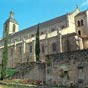 Figeac : Eglise Notre-Dame-du-Puy - C'est la plus ancienne paroisse de Figeac, fonde, aprs un miracle. Ctait le sige dune confrrie Saint-Jacques. La lgende situe la fondation de l'glise dans la seconde moiti du VIIIe sicle par le premier abb de abbaye Saint-Sauveur qui aurait voulu construire une glise ddie  la Vierge pour les plerins avant de devenir paroissiale au IXe sicle. Ce serait un miracle qui lui aurait dsign le lieu car en plein hiver un arbre de la colline se serait couvert de feuilles et la Vierge y aurait fait fleurir un rosier. L'glise aurait alors pris le nom de Notre-Dame-la-Fleurie. Histoire ou lgende ? D'aprs la Chronique de l'abbaye Saint-Sauveur, les premiers abbs y taient enterrs. Cependant des fouilles rcentes ont montr des murs au niveau du bras nord du transept qui pourraient tre antrieurs au XIe sicle.