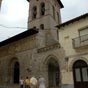 L'glise Santiago est du 12e sicle. elle fut dtruite par les soldats franais en 1809. Elle conserve un trs beau porche roman reprsentant  le Christ en Majest. 