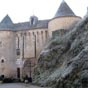 Gargilesse : le chteau fut construit par les Naillac, seigneurs de Gargilesse,  partir du xe sicle. On y accde par l'ancienne porte du xiie sicle encadre par deux tours. Le chteau a t pris et pill au cours de la Fronde, en 1650. Il a t reconstruit au XVIIIe sicle dans un style sobre. Seule la poterne et ses tours adjacentes subsistent de la construction mdivale.
