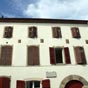 Une maison noble dcore de ttes, sur la faade. Les photos suivantes les recensent......