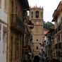 Getaria : la rue principale amne  l'glise San Salvador. La construction de cette glise gothique dbuta,  partir du XIVe sicle, bien que la plus grande partie de celle-ci ait t construite entre les XVIe et XVIIIe sicles et ait d souffrir de nombreuses restaurations pendant le XIXe sicle en raison des dommages subis dans les Guerres Carlistes. En elle ont eu lieu les premires Assembles gnrales du Guipuscoa durant l'anne 1397. L'glise est compose de trois nefs, diviss en trois tronons chacune. Le presbytre est important.