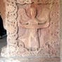Sur le ct droit de l'autel, un ange tient une banderole dont l'inscription a disparu.