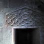 Le motif de l'entrelac est trs prsent, l'origine barbare, nordique ou germanique de ces ornements est bien tablie . On date ordinairement ces dessins, entrelacs, tresses, vanneries, croix de malte, des VIIIme et IXme sicles mais leur voisinage, ici, avec des chapiteaux d'un roman dj volu ( [tel] celui de Conques au XIme et XIIme sicle ) laisse supposer qu'il ne s'agit que d'un 