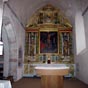 Le matre autel est orn dun retable du XVIIe ou XVIIIe sicle reprsentant saint Pierre et saint Paul au pied du crucifix.
