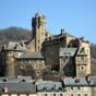 Estaing : La ville est domine par un imposant chteau qui rappelle la prsence historique de la famille dEstaing. Le chteau dEstaing domine le confluent du Lot et de la Coussanne. Datant du XVe sicle, il a t achet en 2005 par Valry Giscard d'Estaing, ancien prsident de la Rpublique, son frre Olivier Giscard d'Estaing, ancien dput des Alpes-Maritimes, ancien maire d'Estaing, et leur cousin Philippe Giscard d'Estaing.
