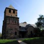 L'glise abrite au premier tage du clocher une curieuse 