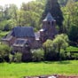 Cette chapelle est magnifique dans son crin de verdure...