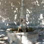 En 1832, la premire fontaine est installe sur le plan de l'enclos, devenue place de la Fontaine. Construite en pierres de taille, elle servait d'abreuvoir pour les chevaux, dans lequel coulaient continuellement deux robinets placs  la hauteur que la pente naturelle de l'eau pouvait permettre. Cet abreuvoir public fut construit  l'emplacement occup aujourd'hui par le n2 de la place de la fontaine.