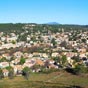 Vue gnrale de Grabels - Grabels : Au dbut du XIIe sicle, il existait une glise dont on ignore tout. La construction d'une glise de style ogival primitif, date du dbut du XIIe sicle. En 1621, Grabels connut un sige et en mai 1622, les murailles de Grabels furent dmolies et son clocher renvers. Pendant prs d'un demi-sicle, la partie sud du village ne ft qu'un amas de ruines. Le porquier, le rempart, le presbytre taient entirement dmolis, l'glise rduite  deux pans de murs latraux. Le porquier et le rempart ne seront jamais relevs. 