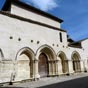 Construit sur une antique voie romaine, l'ensemble est initialement compos d'une glise, d'un hpital situ juste  ct et d'un cimetire o taient enterrs indiffremment les religieux et les plerins morts d'puisement ou de maladie. De l'autre ct de la voie se trouvent le logement des frres hospitaliers et les dpendances (chai, cuvier, curie, poulailler, grange et moulin  farine). Une vote existait probablement entre les deux parties permettant l'accueil des plerins et servant aussi aux hospitaliss afin qu'ils puisent suivre les crmonies religieuses.En 1304, l'hpital est transform en prieur qui, au fil du temps et des nombreux dons, prend l'allure d'une importante proprit foncire travaille par des serfs. L'actuel chteau  tourelles n'existait pas au Moyen ge. Il fut construit au XVe sicle puis restaur aux XVII et XIX sicles. En 1618, l'ensemble passe aux mains des Chartreux. Mais les plerinages se font plus rares et le Prieur a amorc un dclin, confirm dbut XVIIIe sicle par l'arrt du service religieux. Aprs la Rvolution, le prieur accueillit une verrerie dont on trouve encore quelques vestiges. Dernier avatar : l'glise abrita, un temps, le local des Tmoins de Jhovah. tonnante destine pour l'ancien hpital o taient soigns les plerins du Moyen ge, souvent malmens par la traverse de la fort ancestrale de Talence. Le site de Cayac est un lieu toujours vivant. De nos jours le Prieur de Cayac a retrouv sa fonction premire puisqu'il accueille  nouveau des plerins sur le chemin de St Jacques de Compostelle. 