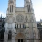 Fond en 1390 pour accueillier les plerins, l'hpital Saint-Andr a totalement disparu. La cathdrale, chef d'oeuvre de la ville a heureusement survcu en subissant au cours des sicles de nombreuses transformations. Ct nord, le portail royal est dcor du Jugement dernier et des aptres dans la plus pure tradition du gothique franais.