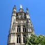 La tour Pey-Berland, isole du reste de la cathdralel a t construite entre 1440 et 1450. Elle est quadrangulaire avec des contreforts, une galerie extrieure et une flche octogonale avec au sommet, une statue de Notre-Dame d'Aquitaine ralise en 1862 et restaure dernirement.