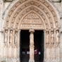 Portail des Flches de la cathdrale Saint-Andr. Le tympan du portail nord de la cathdrale de Bordeaux se dcompose, selon les spcialistes, en trois registres. En bas, sur le linteau est reprsente la Cne. Un nbul, c'est--dire un cordon de nuage spare ce registre du suivant, qui prsente un ascension du Christ au milieu des douze aptres. Aux pieds du Christ figure un mont des oliviers symbolique. Au sommet de ce tympan, Dieu le pre est reprsent sous les traits d'un Christ trnant entre deux anges. L'un tient un linceul, l'autre une couronne d'pine. Les deux anges qui encadrent ce tympan portent une lune et un soleil comme on a coutume de faire dans les jugements derniers.