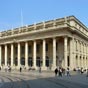 Le Grand thtre : La place de la Comdie se trouve sur l'emplacement du forum gallo-romain o taient situs les Piliers de Tutelle (Tutela, desse protectrice de la ville), rass sur ordre de Louis XIV, aprs les troubles de la Fronde puis une sanglante rvolte antifiscale, pour faciliter le tir des canons du chteau Trompette sur la cit rebelle.  Class monument historique, le Grand Thtre a t difi par larchitecte Victor Louis entre 1773 et 1780. Exemple parfait d'un thtre  l'italienne. Dernire restauration en 1991. Depuis il a retrouv sa dcoration intrieure d'origine (marbre, o] et bleu). Il est aujourd'hui considr comme l'un des plus beaux thtres franais.  Le pristyle de sa faade, inspir de lAntiquit, est support par 12 colonnes corinthiennes. La balustrade est orne de douze statues de pierre reprsentant les 9 muses et 3 desses : (Junon, Vnus, Minerve). Certaines scnes du film Beaumarchais, l'insolent y ont t tournes.