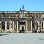 Palais Rohan, sige de l'htel de ville. Ancien palais archipiscopal, construit entre 1771 et 1784. C'est l'archevque Ferdinand Maximilien Mriadec de Rohan qui lui donne son nom puisque le palais fut construit  sa demande. Rohan commence par faire dmolir les vieux btiments proches de la cathdrale puis les vieil archevch. Il obtient du roi Louis XV, en 1771, l'autorisation de construire un palais digne de lui en vendant 30 hectares de terrains marcageux situs  ct. Joseph tienne est le premier architecte, il sera remplac en 1776 par Richard Bonfin. Le sieur Poirier est le conducteur de travaux. En 1780, le palais est quasiment fini mais Monseigneur de Rohan est nomm archevque de Cambrai. Il terminera sa carrire comme aumnier de l'impratrice Josphine.  Il devint lhtel de ville de Bordeaux en 1835 aprs avoir t rsidence impriale de Napolon Ier.