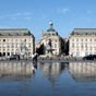 Place de la Bourse et quais rive gauche. En bord de Garonne, Bordeaux possde lun des plus beaux patrimoines urbains du monde avec ses faades XVIIIe sicle aujourd'hui ravales et de nombreux difices classs ou inscrits au titre des monuments historiques. Les quais se droulent sur une bande de 80 mtres de large, entre les faades et le fleuve, et sur 4,5 kilomtres de long depuis la gare Saint-Jean jusqu'aux bassins  flot. Dans le sillage du tramway, les quais ont progressivement t ramnages selon le plan conu par le paysagiste Michel Corajoud (Parc des Sports, Prairie des Girondins...). Ralise sous lintendance de Boucher par l'architecte du roi, Jacques Ange Gabriel, entre 1730 et 1775, la place de la Bourse est la premire brche dans les remparts du Moyen ge et est destine  servir de somptueux crin  la statue questre, dtruite  la Rvolution, du roi de France Louis XV. Elle est inaugure en 1749, symbole de la prosprit de la ville. Successivement appele place Royale, place de la Libert pendant la Rvolution, place impriale sous Napolon Ier, puis  nouveau place Royale  la Restauration. En 1848,  la chute de Louis-Philippe Ier, elle devient place de la Bourse.
