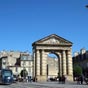 Porte Dijeaux et Place Gambetta : Entre monumentale de la ville au XVIIIme sicle, la porte Dijeaux, btie par Voisin entre 1748-1753 et la place Gambetta, dote d'un des ensembles architecturaux urbains les plus importants de Bordeaux, sont l'uvre de l'architecte Andr Portier. Le dcor est de Clair Claude Francin. La porte Dijeaux est en pierre de Frontenac, pierre dure et dense, habituellement utilise pour les fondations dun btiment (pour les parties suprieures on utilise habituellement la pierre de Bourg). On peut remarquer dans cette pierre poreuse, des sdiments de coquilles. Son nom est en rapport avec le temple de Jupiter qui se dressait  cet emplacement  l'poque gallo-romaine. Le nom vient de la dformation du gascon  De Ju  (de Jupiter) qui est la langue traditionnelle de Bordeaux.