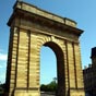 Porte de Bourgogne : appele aussi Porte des salinires, elle est situe face au Pont de Pierre et s'ouvre sur le Cours Victor Hugo. Tourny souhaitait qu'elle constitue un accompagnement pour la Place Royale (Place de la Bourse) et la consacra au Prince Monseigneur le Duc de Bourgogne le 24 janvier 1757. Sa conception se rapproche de celle des Arcs de Triomphe, tel que celui de Titus  Rome. Elle a t un temps l'Arc Napolon.