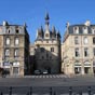 La porte Cailhau se dresse sur la place du Palais du ct du fleuve. C'tait la principale entre dans la ville, car la place du Palais bordait le Palais de l'Ombrire, rsidence des ducs de Guyenne, puis sige du Parlement de Bordeaux  partir de 1462. Elle permettait d'accder au fleuve.  l'poque, les quais verticaux n'existaient pas. La rive descendait en pente douce vers le fleuve et c'taient des bateaux lgers qui dchargeaient les navires ancrs dans le fleuve. La porte actuelle a remplac une porte plus ancienne. Elle a t construite en 1495 pour commmorer la victoire remporte en 1495 par Charles VIII  la Bataille de Fornoue contre les italiens.