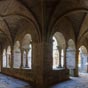 Saint Michel de Grandmont: Le clotre qui jouxte le ct sud de l'glise date du milieu du XIIIe sicle. Il a conserv ses quatre galeries soutenues par des colonnettes doubles. La galerie ouest ouvre sur la cuisine, la galerie est sur la salle du chapitre. Les salles de l'tage, qui constituaient le dortoir des moines, ont t remanies  l'poque moderne.
