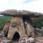 Saint Michel de Grandmont: Le dolmen de Coste-Rouge.  Les fouilles menes sur le site montrent qu'il a t difi, 1 500 ans av. J.-C. environ, pour servir de spulture car il contenait encore des ossements humains. Le dolmen est difi sur une terrasse circulaire, toujours visible sur le sentier menant  l'ouverture. Le reste est enfoui sous les dblais du tumulus. Les pierres ont t transportes, sur des rondins probablement depuis un lieu-dit voisin : Pierre-rouge. Il a t rig suivant une technique combinant plans inclins en terre battue et rouleaux de bois. Destin  un rituel funraire, son ouverture est strictement oriente au solstice d'hiver. Ce dolmen prsente la particularit d'avoir son ouverte en  porte de four , taill directement dans une grande dalle de grs. C'est sans doute aussi le type de pierre qui permet de crer une telle ouverture car le calcaire n'aurait pas permis de ciseler une telle ouverture sans se fler. Une fois les corps inhums, il a t recouvert d'un tumulus dont les pierres jonchent les alentours et masquent la terrasse circulaire.  Le dolmen est difi sur une terrasse circulaire, toujours visible sur le sentier menant  l'ouverture. Le reste est enfoui sous les dblais du tumulus. Les pierres ont t transportes, sur des rondins probablement depuis un lieu-dit voisin : Pierre-rouge. Il a t rig suivant une technique combinant plans inclins en terre battue et rouleaux de bois. Destin  un rituel funraire, son ouverture est strictement oriente au solstice d'hiver. Ce dolmen prsente la particularit d'avoir son ouverte en  porte de four , taill directement dans une grande dalle de grs. C'est sans doute aussi le type de pierre qui permet de crer une telle ouverture car le calcaire n'aurait pas permis de ciseler une telle ouverture sans se fler. Une fois les corps inhums, il a t recouvert d'un tumulus dont les pierres jonchent les alentours et masquent la terrasse circulaire.