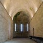 Saint Michel de Grandmont: La nef de l'glise. L'glise construite au XIIe sicle est  nef unique voute en berceau. Le chevet en cul-de-four est perc par trois fentres qui constituent le seul clairage de l'difice. Le btiment ne comporte aucune dcoration.
