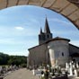 Audignon : L'glise Notre-Dame ou Sainte-Marie dresse son splendide chevet au-dessus du petit cimetire de ce modeste village. La beaut et la grandeur de cet difice roman laissent supposer que le bourg a jou un rle important au XIIe sicle. De cet difice, les destructions entranes par les guerres, des adjonctions et deux agrandissements nont pratiquement laiss subsister que le chevet, qui se dtache aujourdhui en avant des volumes plus informes de deux collatraux. Seule l'abside en moyen appareil rgulier, paule par deux colonnes et couronne d'une corniche  boules porte par des chapiteaux et des modillons sculpts, est encore entirement romane. La nef a t allonge et flanque de bas-cts aux XVe - XVIe sicles, un clocher-porche fortifi achve l'ensemble.  l'intrieur, outre un dcor sculpt roman avec chapiteaux historis, plusieurs retables ornent l'glise. Celui du chur, dcouvert par hasard en 1962, est une pure merveille de style gothique anglais, dat du XVe sicle.