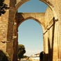 Un arc monumental enjambe la petite route. Jadis les p�lerins y recevaient les soins et le couvert. 