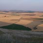 La Meseta: les plateaux arides aux horizons sans limites alternent avec des vallons cultiv�s o� coule parfois un ruisseau...