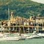 Une arrive tt  Irun vous permettra de dcouvrir Fontarrabie. Cette vieille ville fortifie est difie sur un promontoire surplombant l'estuaire de la Bidasoa, en face d'Hendaye. Le centre historique de Fontarrabie a t dclar Conjunto Monumental (monument historique). Il correspond au primtre de l'enceinte fortifie historique de la ville. Aujourd'hui, il subsiste encore une partie importante des murailles et des remparts, comme les deux portes d'accs  la place forte.  l'intrieur de la vieille ville, les rues paves forment un plan rectangulaire dans lequel se trouvent de belles maisons avec balcons en fer forg. Sur les hauteurs de la vieille ville, se trouve le chteau de Charles Quint. Il a t restaur a minima et rhabilit pour tre transform en Parodor (Chaine d'htels de luxe espagnols installs dans des monuments historiques)  l'poque franquiste.  