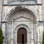 Portail de l'glise Saint-Vincent. Sur le tympan, au-dessus du porche d'entre, vous remarquerez un saint Jacques et son bourdon.