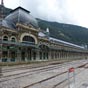 La gare de Canfranc-Estacion fut construite en 1928 pour l'ouverture de la ligne ferroviaire Pau - Canfranc - Saragosse (aujourd'hui interrompue). C'tait la plus grande gare d'Europe aprs celle de Leipzig.