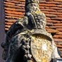 Chteaumeillant : Acrotre-une grue portant un cusson aux armoiries de Jean d'Albret.