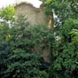 Saint-Jeanvrin : Ruines d'un chteau. C'est sans doute au milieu du xve sicle que le chteau fut construit par Guy de Chauvigny, ou par son fils Hugues. La ruine devait commencer probablement entre 1589 et 1591, lors du passage du marchal de La Chtre, guerroyant dans le pays pour le compte de la Ligue.