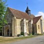Saint-Jeanvrin : L'glise romane Saint-Georges (XIIe). Elle fait lobjet dun classement au titre des monuments historiques depuis 1911.   Consacre  saint Janvier jusquau XIVe sicle, lglise aujourdhui ddie  saint Georges date du milieu du XIIe. Elle appartenait alors  labbaye de Dols. Situe en bordure de ltang, auprs des vestiges du chteau fodal, cest une petite glise couverte de tuiles (sauf le lanternon de la croise). L'glise suit le plan des glises romanes, avec une nef large  trois traves, un large transept dont les croisillons latraux communiquent avec la nef par deux passages berrichons, un chur, une abside, et deux chapelles latrales. L'glise a fait l'objet de plusieurs remaniements.  