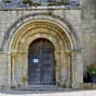 Saint-Jeanvrin : L'glise Saint-Georges, Le beau portail ouest est orn de chapiteaux  entrelacs et feuillages. Lglise abrite un remarquable mobilier : Vierge de piti du XVe sicle, tombeau et vitrail dun sire de Blanchefort vers 1540, fresque et triptyque du XVIe sicle, ainsi que, prs de lentre, une curieuse cuve baptismale romane charge dun masque dhomme barbu.