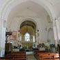 Saint-Jeanvrin : L'intrieur de l'glise romane Saint-Georges : La nef unique est vote en berceau bris, un couvrement peu usit en Berry. Les arcs-doubleaux sont reus par des chapiteaux orns de rinceaux, de lions ou doiseaux. La nef communique par un arc diaphragme et les fameux passages berrichons avec un chur pourvu de trois absides presque gales.