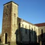 glise Saint-Jacques de Labouheyre. Son portail Renaissance est orn de coquilles et de fleurs de lys.