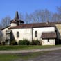 Moustey : L'glise Saint-Martin, de style roman, construite en garluche et munie d'un clocher-mur, se situe  proximit immdiate d'une autre glise, l'glise Notre-Dame. L'glise ddie  saint Martin est la plus grande des deux. En forme de croix, elle sert au culte paroissial. Un de ses vitraux modernes reprsente saint Jacques en habit de plerin. 
