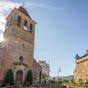 Lacapelle-Marival: L'glise de l'Assomption construite en 1575 sur l'emplacement d'une ancienne chapelle romane du XIIe sicle. (tableaux du XVIIIe sicle) A sa droite on dcouvre une partie du chteau.