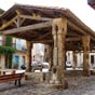 C'est un bel ouvrage architectural mdival. Les halles furent installes et amnages sur cette place en 1315 lors du transfert du march  l'intrieur mme de la ville. Auparavant le march de Lagrasse se droulait  l'extrieur du village. Ces halles comportent 10 piliers de pierre, et une charpente en bois.