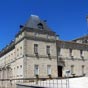 La Role : Ancien Prieur. La prsence d'un monastre est atteste ds le Haut Moyen ge en ces lieux alors dsigns sous le nom de Squirs. Il est li  l'abbaye de Fleury, ds avant 977. Venu pour une inspection, Abbon de Fleury y est assassin par les moines en 1004.  Plusieurs fois rnov ou reconstruit, les btiments actuels datant du XVIIIe sicle (1704-1774), le prieur devient proprit de l'tat  la Rvolution aprs expulsion des moines. Aujourd'hui, le prieur abrite la mairie de La Role ainsi que le tribunal d'instance.